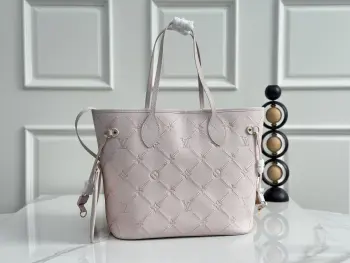 顶级原单 独家实拍 M28527粉色绣线购物袋 本款 Neverfull 中号托特包以路易威登 Monogram Empreinte Couture 标识焕新演绎 撷取三重工艺成就独特饰面 引人联想品牌硬箱内衬 皮革经压纹 印花与刺绣工艺处理 彰显品牌精湛匠艺 与莹泽金属件相得益彰 宽裕空间可容纳笔记本电脑等日常所需 47 x 28 x 14 厘米 (长度 x 高 x 宽)
