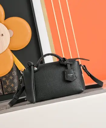 顶级愿单 型号13003 FENDI  新品波士顿手提包 经典老花布料搭配小牛皮材质双提手和吊坠 可调节可拆卸肩带 顶部拉链设计 内部配有口袋容量也是很大 尺寸 20/8.5/14cm80f