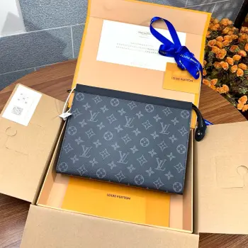 顶级原单M61692配普通盒子POCHETTE VOYAGE 手袋 由全新标志性黑灰Monogram Eclipse帆布裁制而成 此款风格硬朗的全新Pochette Voyage中号手袋可轻松收纳个人必备物品 27x 21x 5cm (长 x 高 x 宽) - Monogram Eclipse帆布- 牛皮/织物内衬- 银色金属配件- 拉链闭合系统- 1个内部贴袋- 6个信用卡槽