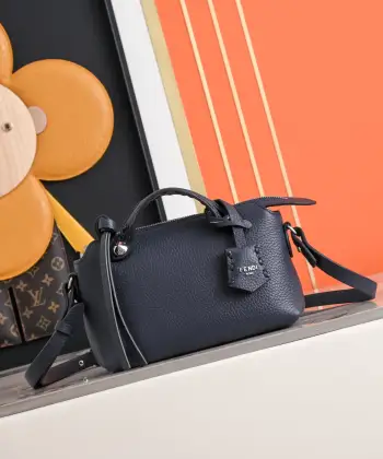 顶级愿单 型号13003 FENDI  新品波士顿手提包 经典老花布料搭配小牛皮材质双提手和吊坠 可调节可拆卸肩带 顶部拉链设计 内部配有口袋容量也是很大 尺寸 20/8.5/14cm80f