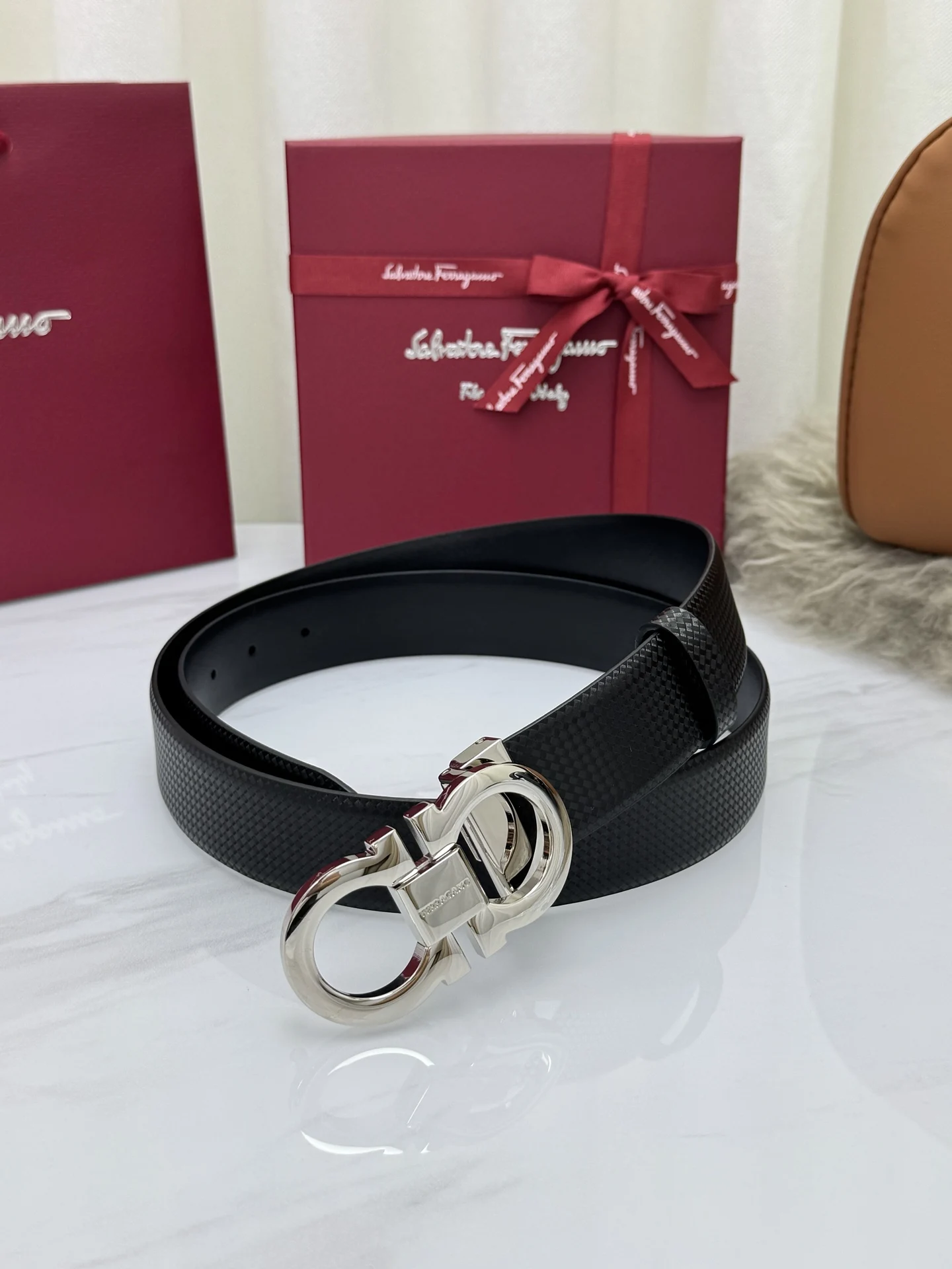 原单菲拉格慕皮带|高仿菲拉格慕皮带|精仿菲拉格慕皮带|一比一菲拉格慕皮带Ferragamo.菲拉格慕 菲拉格慕 宽度3.5cm 高级定制款男士皮带 双面进口牛皮 可双面使用 自行选择搭配 真材实料 很有质感 时尚经典不失风范 搭配精品尾夹扣 长短可自行裁剪