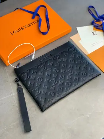 顶级原单M81570 全新 Pochette To-Go 手拿包取材 Monogram Shadow 压纹皮革 以铆钉标签含蓄展露品牌格调 充裕空间可容纳文件 小型电子设备和其他个人所需 可拆卸腕带实现便捷随行 成就传统手袋或公文包之外的潮流之选 尺寸 30.0X21.5X1.0cm.