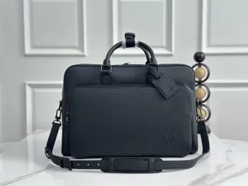 顶级原单 独家实拍 M26075黑色全皮旅行包 WEEKENDER BAG 手袋 本款Weekender Bag 手袋选用蜡面牛皮革 同色系内衬和莹亮金属件 其尺寸恰好可放置于 Horizon拉杆箱顶部 令商务差旅轻松惬意 宽敞拉链前袋为主隔层扩容 顶部手柄和可拆卸并调节的肩带提供多种背携选择 尺寸 46x31 x18厘米 长度x高x宽 