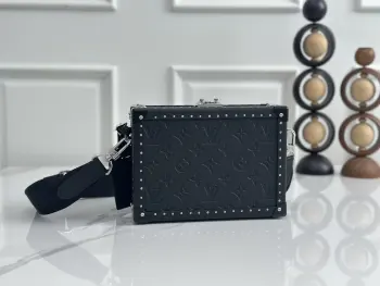 顶级原单 独家实拍 M12876黑色全皮压花硬盒子包  CLUTCH BOX 硬箱盒子手袋  黑色/条纹压花 (铆钉) Clutch Box 手袋以Monogram Shadow压纹皮革致敬路易威登的制箱传承 搭配可拆卸并调节的织物肩带 实现肩背和斜挎的自如切换 皮革饰边 金属铆钉和S-lock 锁扣传递摩登格调 内设风琴隔层和贴袋 尺寸 24 x16.5x8厘米