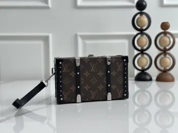 顶级原单 独家实拍 M20250老花手包款virgil Abloh 于 春夏秀场呈献 Wallet Trunk 小硬箱 致意路易威登的制箱传承 Monogram 帆布搭配金属边角 侧边木条和铆钉 可拆卸腕带及工致内层再添功能细节  尺寸25 x 14 x 6 厘米