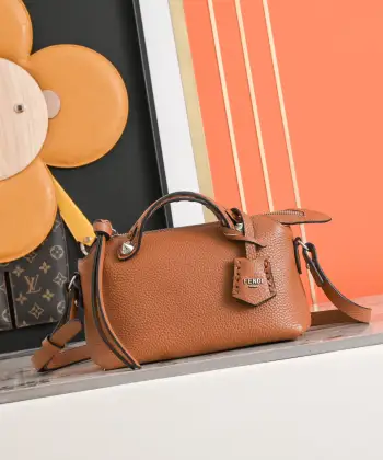 顶级愿单 型号13003 FENDI  新品波士顿手提包 经典老花布料搭配小牛皮材质双提手和吊坠 可调节可拆卸肩带 顶部拉链设计 内部配有口袋容量也是很大 尺寸 20/8.5/14cm80f