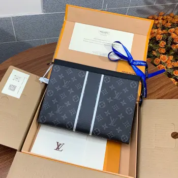 顶级原单M64440 配普通盒子 此款与日本设计师藤原浩合作设计的Pochette Voyage 融汇品牌传统素——Monogram花纹——与充满现代感的精致细节——两道反射性条纹与一道黑色条纹 菱纹镶边 口袋缝线——兼具时尚与动感风格 此款Pochette Voyage中号手袋既可放入包内 亦可持于手中 充盈的包内容量 带撑板设计 方便取用个人用品 尺寸 27×20×3cm