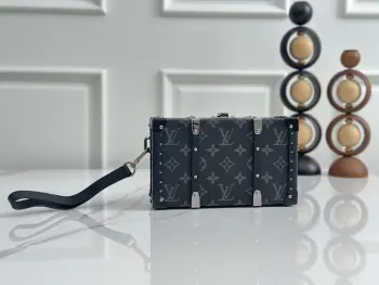 顶级原单 独家实拍 M20249黑花手包款virgil Abloh 于 春夏秀场呈献 Wallet Trunk 小硬箱 致意路易威登的制箱传承 Monogram 帆布搭配金属边角 侧边木条和铆钉 可拆卸腕带及工致内层再添功能细节  尺寸25 x 14 x 6 厘米