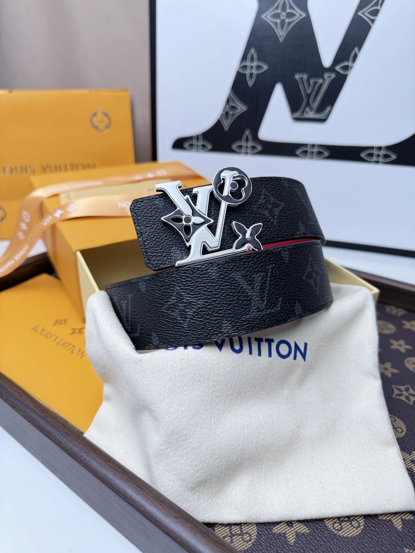原单LV皮带|高仿LV皮带|精仿LV皮带|一比一LV皮带LV.路易威登  宽度 40mm宽度 正品一体铸造五金钢扣 原厂皮料 双面原厂定制进口面料 可双面使用