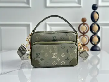 顶级原单 独家实拍 M27095军绿色邮差包 本款 Nil 斜挎包以 Monogram Heritage 帆布塑就复古构型 搭配主隔层 内贴袋与拉链前袋 顶部皮革手柄与肩带均可拆卸 提供多样背携选择 前袋 Marque L.Vuitton Deposee 印花再添经典格调 25 x 17.5 x 11 (厘米) ((长 x 高 x 宽)   Monogram Heritage 涂层帆布   牛皮革饰边   织物内衬   金属件   拉链开合   拉链前袋   主隔层   内贴袋   肩带 可拆卸 可调节   包带半长 49.0 厘米   包带半长可调至 59.0 厘米   手柄 单手柄 可拆卸