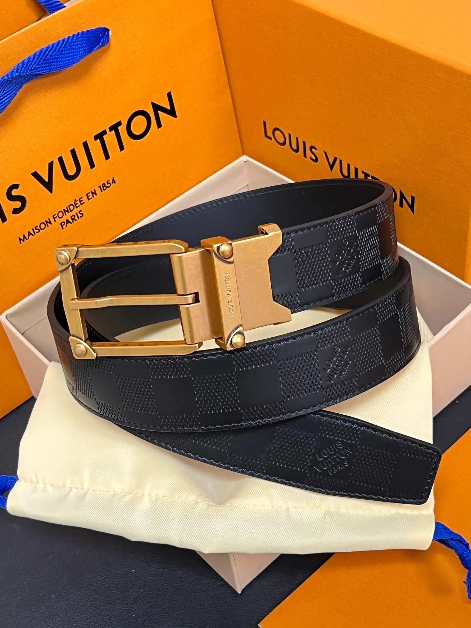 原单LV皮带|高仿LV皮带|精仿LV皮带|一比一LV皮带当季新款 款Corner Pin Trunk35毫米双面腰带呈现简约廓形 尽显路易威登精湛匠艺传承 双面均采用光滑皮革制成 搭配方形搭扣 金属装饰细节旨在仿拟品牌标志性硬箱的铆钉 日常或正式场合皆宜 3.5宽黑色平纹压格子古金扣 