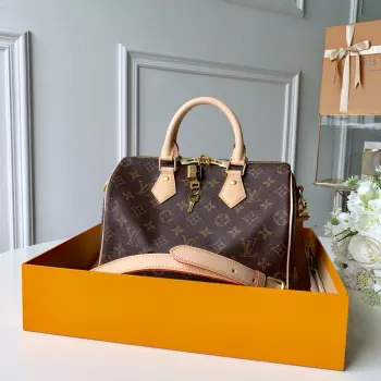 顶级原单 M41113 以标志性 Damier Ebene 帆布制成的 Speedy 25 手袋尽显经典的路易威登迷人魅力  该包无论手提 肩背或斜背都令使用者流露无尽优雅 尺寸 25x 19 x 15cm