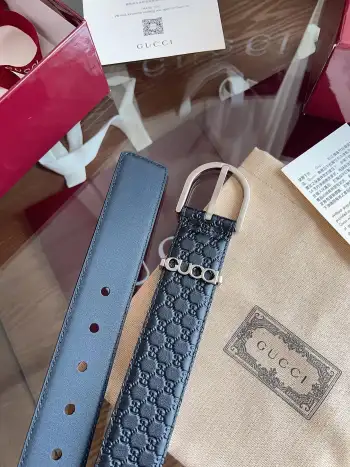 Gucci 这款男士腰带亮眼吸晴 是2026早春系列之一 腰带扣设有钢圈五金 这款针扣腰带造型设计独特 正面为棕色十字纹牛皮革 宽度4.0cm