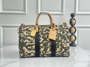 顶级原单 独家实拍 款号M95773 迷彩旅行包 CamouflageTakashi Murakami Speedy35 MonogramCanvas日本艺术鬼才村上隆与Lv再次携手打造 举改变Lv一贯示人以成熟奢华的面貌 深受年轻人喜爱 原版青古铜五金到配黄皮 每一个细节都跟足原版 男女通用 大气之于彰显硬朗风格 经典风范隽永流传 尺寸 35.×22×17cm