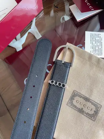 Gucci 这款男士腰带亮眼吸晴 是2026早春系列之一 腰带扣设有钢圈五金 这款针扣腰带造型设计独特 正面为棕色十字纹牛皮革 宽度4.0cm