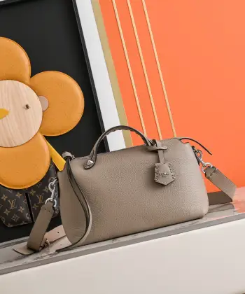 顶级愿单 型号5004 FENDI  新品波士顿手提包 经典老花布料搭配小牛皮材质双提手和吊坠 可调节可拆卸肩带 顶部拉链设计 通过拉链隔层袋分割出两个内侧夹层以及两个口袋 尺寸 28/12/18cm88f