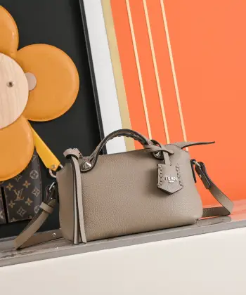 顶级愿单 型号13003 FENDI  新品波士顿手提包 经典老花布料搭配小牛皮材质双提手和吊坠 可调节可拆卸肩带 顶部拉链设计 内部配有口袋容量也是很大 尺寸 20/8.5/14cm80f