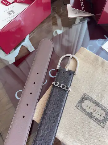 Gucci 这款男士腰带亮眼吸晴 是2026早春系列之一 腰带扣设有钢圈五金 这款针扣腰带造型设计独特 正面为棕色十字纹牛皮革 宽度4.0cm