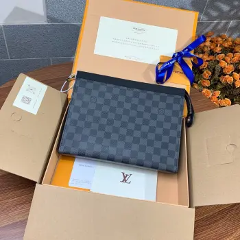 顶级原单N41696配普通盒子POCHETTE VOYAGE 手袋 由全新标志性黑灰Monogram Eclipse帆布裁制而成 此款风格硬朗的全新Pochette Voyage中号手袋可轻松收纳个人必备物品 27x 21x 5cm (长 x 高 x 宽) - Monogram Eclipse帆布- 牛皮/织物内衬- 银色金属配件- 拉链闭合系统- 1个内部贴袋- 6个信用卡槽
