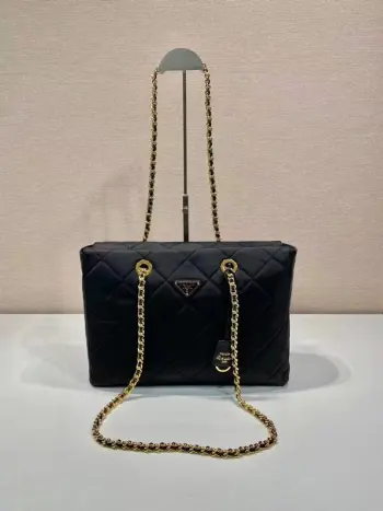 中古拉链款大号1BG467这款Vintage中古链条菱格流浪包设计太棒了纯手工尼龙菱格设计 可单肩+斜跨+流浪背法 进口黑金链条搭配真的是Vintage永远的情节简约大气 容量非常大上身特别潮 百搭又时髦 不管休闲 正式 全是稳稳气质 赶紧入手吧太爱这款中古流浪包长35x高25x底9.5cm
