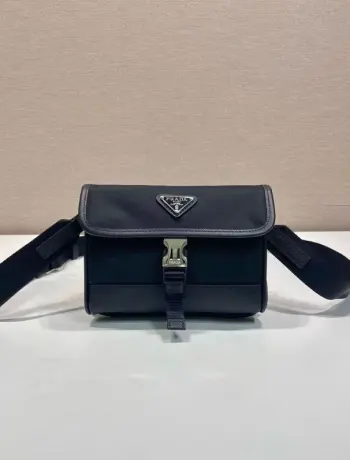 新款迷你造型邮差包2ZH108A宽肩带迷你的邮差包造型超级独特 对于现在超级流行的小包风潮 绝对是值得入手的 而且有种莫名复古的感笕太喜欢PRD的设计了 时髦对于览包无数的时髦精 推荐这种设计简洁大方  一个三角标就足够彰显个性的时尚大气 日常好用推荐男女共用 长18x高14x底3cm