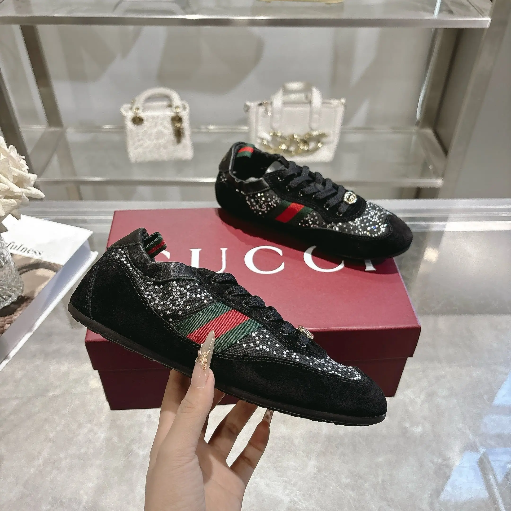 原单古奇女鞋|高仿古奇女鞋|精仿古奇女鞋|一比一古奇女鞋Gucci古驰水晶钻鞋超级轻盈柔软到可以卷起来的一双跳舞鞋 米白色色牛反绒面+GG布 精心缀饰GG五金扣 轻盈质感与闪耀外观兼具 鞋口羊皮包缝橡筋工艺 张驰有度 驰骋随心所欲 羊皮+乳胶垫脚 TPU鞋底  码数 35-40 