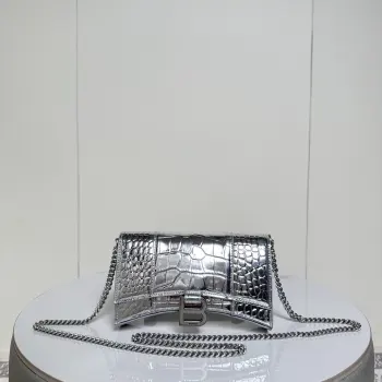 Balenciaga*巴黎世家 Hourglass这款沙漏链条小包 鳄鱼纹压花+做旧五金扣B徽标金属配件 搭配可拆卸链带 可单肩/斜挎/钱包 精致小巧颜值高小号尺寸 20*4.8*5cm货号188115