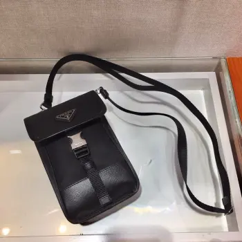新款手机包2ZH109出货新款手机包造型超简单又独特 对于现在超级流行的小包风潮 绝对是值得入手的 而且有种莫名复古的感觉对于览包无数的时髦精 推荐这种设计简洁大方  一个三角标就足够彰显个性的时尚大气 日常好用推荐男女共用款 太喜欢PRD的设计了 时髦长12x高19x底2.5cm 
