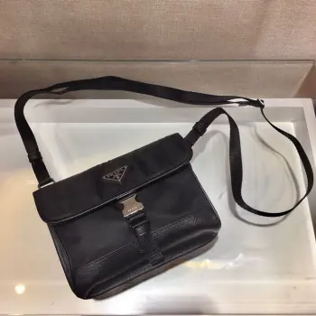 新款迷你造型邮差包2ZH108出货迷你的邮差包造型超级独特 对于现在超级流行的小包风潮 绝对是值得入手的 而且有种莫名复古的感笕太喜欢PRD的设计了 时髦对于览包无数的时髦精 推荐这种设计简洁大方  一个三角标就足够彰显个性的时尚大气 日常好用推荐男女共用 长18x高14x底3cm