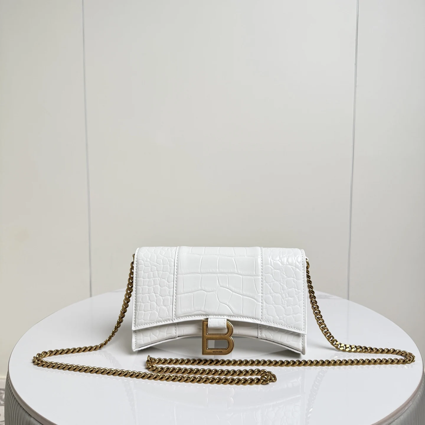 Balenciaga*巴黎世家 Hourglass这款沙漏链条小包 鳄鱼纹压花+做旧五金扣B徽标金属配件 搭配可拆卸链带 可单肩/斜挎/钱包 精致小巧颜值高小号尺寸 20*4.8*5cm货号188115