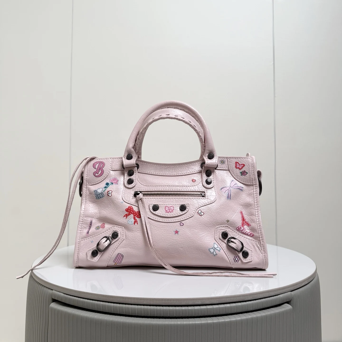 新品 .𝐁𝐚𝐥𝐞𝐧𝐜𝐢𝐚𝐠* Le City 这只颜值爆表甜系限定机车包 直接把 甜酷反差感 焊在了身上搭配奶fufu的粉/白色 满印的蝴蝶结 爱心 巴黎铁塔贴纸 像把少女的小涂鸦直接印在了包包上 褶皱皮做旧复古铜色五金 甜而不腻轻松拿捏Y2K复古辣妹感 小号尺寸size: 座长30x高20x宽13cm货号188112