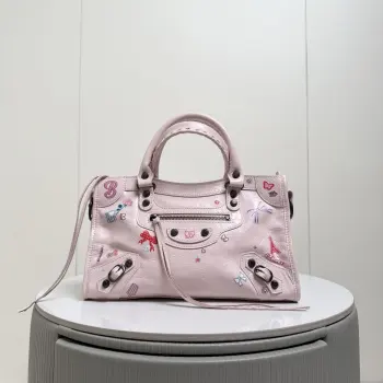新品 .𝐁𝐚𝐥𝐞𝐧𝐜𝐢𝐚𝐠* Le City 这只颜值爆表甜系限定机车包 直接把 甜酷反差感 焊在了身上搭配奶fufu的粉/白色 满印的蝴蝶结 爱心 巴黎铁塔贴纸 像把少女的小涂鸦直接印在了包包上 褶皱皮做旧复古铜色五金 甜而不腻轻松拿捏Y2K复古辣妹感 小号尺寸size: 座长30x高20x宽13cm货号188112
