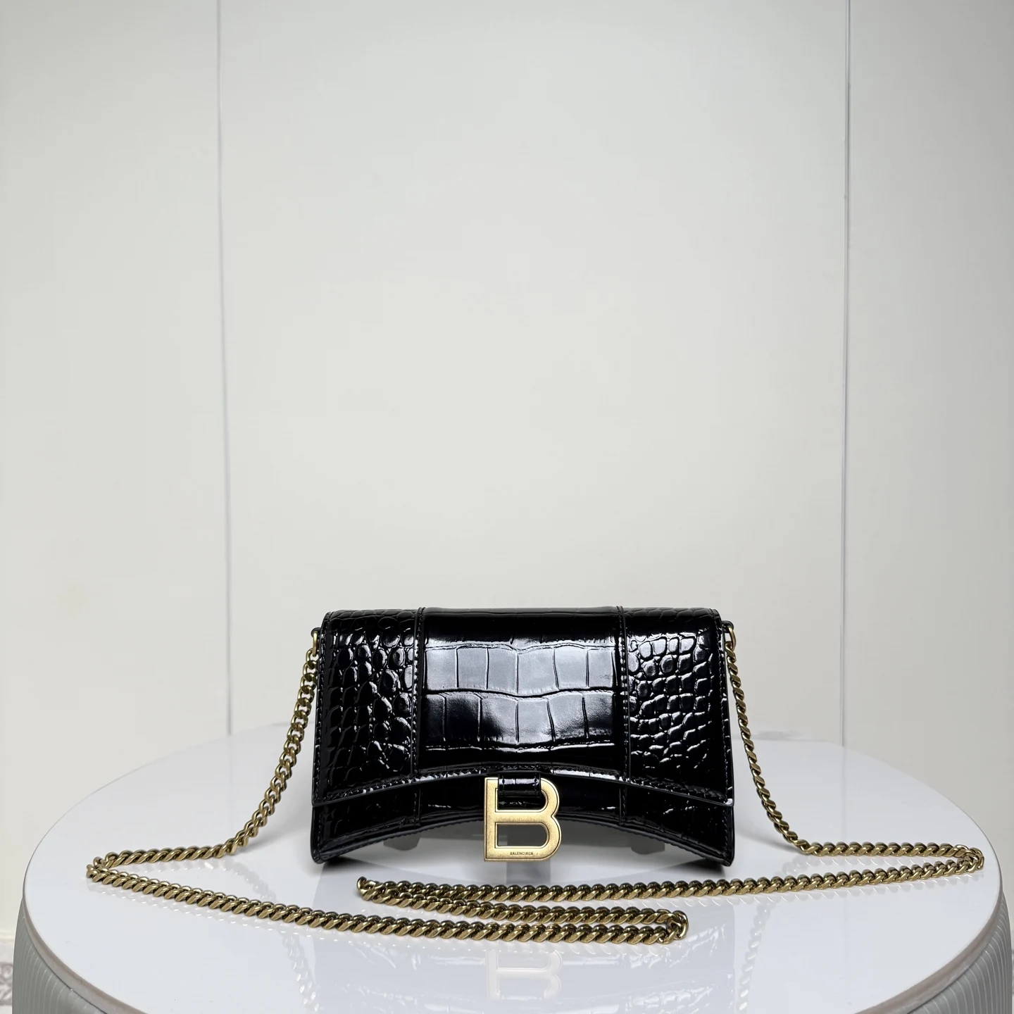 Balenciaga*巴黎世家 Hourglass这款沙漏链条小包 鳄鱼纹压花+做旧五金扣B徽标金属配件 搭配可拆卸链带 可单肩/斜挎/钱包 精致小巧颜值高小号尺寸 20*4.8*5cm货号188115