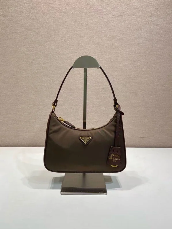 升级版Hobo1N204M金色五金这款Re-Edition 2005手袋融合百搭设计和经典细节 采用再生尼龙材质打造 搭配优雅的镀金色五金配件 内袋有拉链开合和皮革提手 又可手拎又可肩背 超级无敌好用 又是一款永久不过时爆款长22x高18x底6.5cm