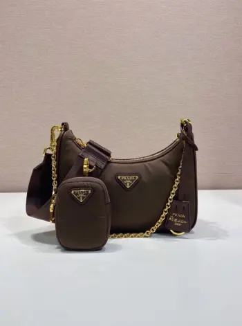 爆款金色五金新款1BH204金色五金 nylon Hobo手拎/腋下包网红姐妹团疯狂种草而风靡时尚圈的hobo 出了新款 这款Hobo包设计太棒了一包三用腰包/斜挎/单挎把手柄换成了金色链条 当腋下包多了一抹子性感 还配上长肩带 最爱的是肩带还挂着个小挂饰 小包  也可以挂其它包和裤头当饰品呼应 平常各种衣着搭配都没 问题宝宝们赶紧入手哦 太美了尺寸 长22X高12x底6cm
