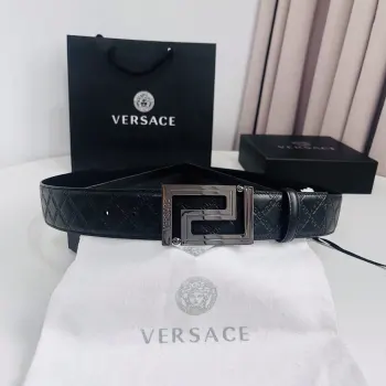 versace范思哲 此款希腊回纹压花腰带配有醒目的美杜莎头像搭扣 可为任何造型增添几分立体雅致效果 4.0cm宽
