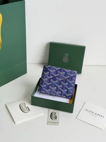 新增颜色戈雅包短款Goyard8格卡位包质感直接拉到满分里面可放8-10张卡左右 放现金 薄身不站位置 经典实用又耐看 短夹想要拿出与别人不同且拥有深度品味的感觉 非他莫属 size 11*9 cm 编号 3303