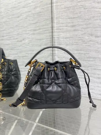 砖柜最新Jolie系列水桶包 优雅而经典 采用牛皮革精心制作 独特的水桶包造型  可收纳各种日常用品 搭配顶部手柄和可调节皮带 可拆卸的链条肩带 既时尚又百搭size 17*7*18cm