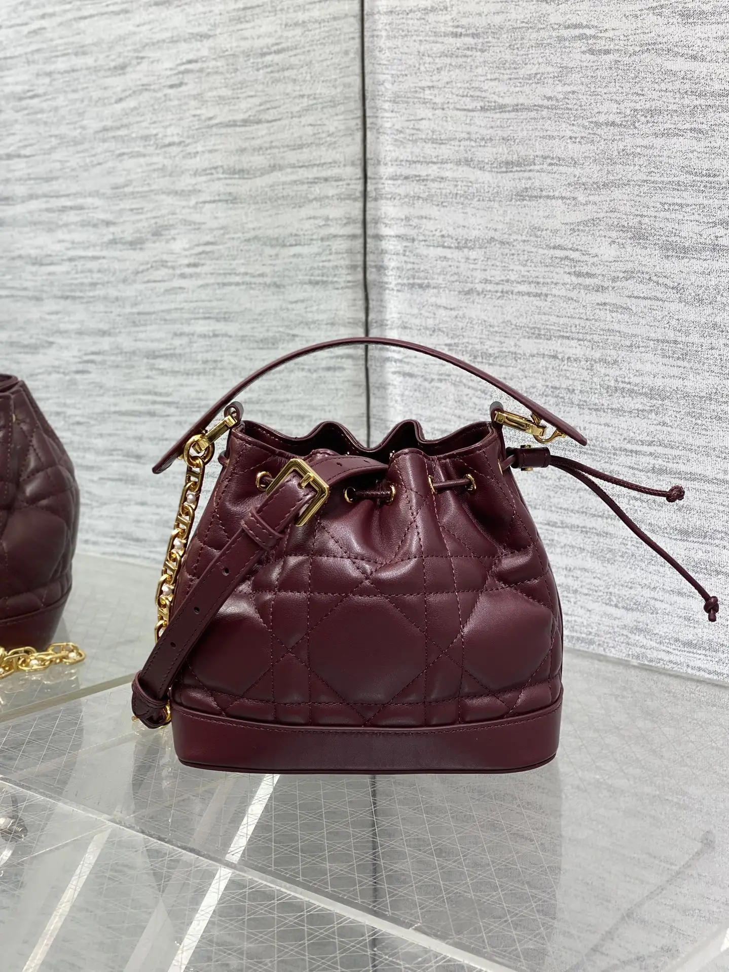原单迪奥女包|高仿迪奥女包|精仿迪奥女包|一比一迪奥女包砖柜最新Jolie系列水桶包 优雅而经典 采用牛皮革精心制作 独特的水桶包造型  可收纳各种日常用品 搭配顶部手柄和可调节皮带 可拆卸的链条肩带 既时尚又百搭size 17*7*18cm