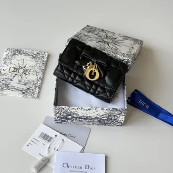 新品发布-Lady Freesia包系采用柔软羊皮革等材料精心制作 搭配藤格纹缉面线 正面饰以装在性皮革蝴蝶结提升格调点缀品牌标志 高雅精致 设有2个卡糟 1个拉链隔层 1个宽敞的内部隔层 适合各种场合 型号 S2067 尺寸 w11×h7.5×3cm