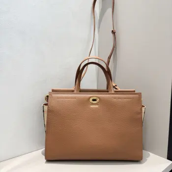 特级Cotswolds 格纹托特包 选用粒纹小牛皮材质打造 设有 Burberry 格纹侧边裁片 搭配同设计标志性沙米色内衬 精巧款式 内部空问充裕 融入格纹镌纹开合与D型环配件 灵感源自品牌标志性 Trench 风衣腰带 可手拿携带 或使用肩背带缔造肩背造型 尺寸30.5 × 13 × 22.5cm 型号0611