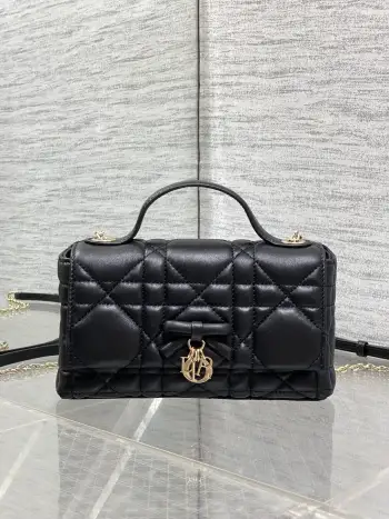 砖柜最新蝴蝴结链条WOC标志性的藤纹格 经典的字母吊饰别致的蝴蝶结设计 搭配柔软的羊皮优雅又时尚 亮点在于绝美的蝴蝶结链条令整个包更加的精致 内里多个隔层和卡槽 精美之余又实用度满满的size 21*11.5*7cm