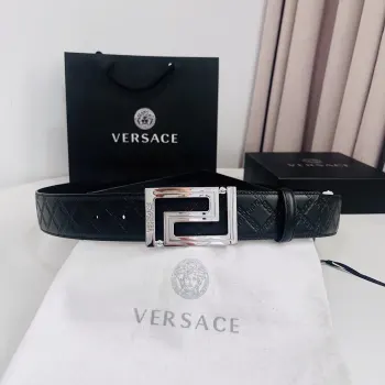 versace范思哲 此款希腊回纹压花腰带配有醒目的美杜莎头像搭扣 可为任何造型增添几分立体雅致效果 4.0cm宽