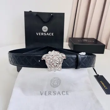 versace范思哲 此款希腊回纹压花腰带配有醒目的美杜莎头像搭扣 可为任何造型增添几分立体雅致效果 4.0cm宽