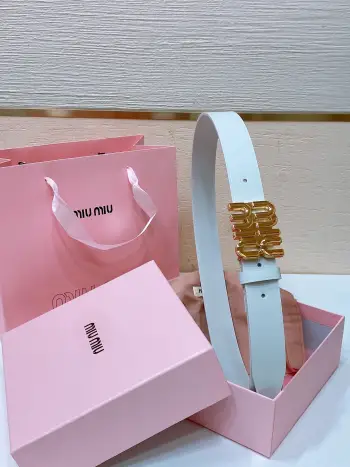 缪缪miumiu 古金扣宽度 3cm这款皮革腰带是提升别致造型品味的理想之选 醒目的标志性徽标装点搭扣 营造精致撞色与纹理金属徽标搭扣搭扣饰醒目徽标