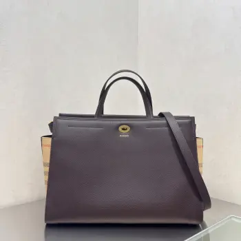 特级 Cotswolds 格纹托特包 选用粒纹小牛皮材质打造 设有 Burberry 格纹侧边裁片 搭配同设计标志性沙米色内衬 精巧款式 内部空问充裕 融入格纹镌纹开合与D型环配件 灵感源自品牌标志性 Trench 风衣腰带 可手拿携带 或使用肩背带缔造肩背造型 尺寸39.5×17x 28.5cm型号0411