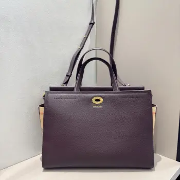 特级Cotswolds 格纹托特包 选用粒纹小牛皮材质打造 设有 Burberry 格纹侧边裁片 搭配同设计标志性沙米色内衬 精巧款式 内部空问充裕 融入格纹镌纹开合与D型环配件 灵感源自品牌标志性 Trench 风衣腰带 可手拿携带 或使用肩背带缔造肩背造型 尺寸30.5 × 13 × 22.5cm 型号06110611