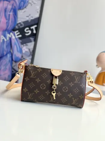   海外原单M12859独家实拍 本款 Pochette Tirette 手袋以 Monogram 帆布裁出玲珑垂软构型 瞩目亮相路易威登 2024 春夏秀场 侧面皮革饰边呼应品牌标志性拉链头的榄尖形设计 搭配耀目挂锁与可拆卸肩带 肩背斜挎随心切换 尺寸 22×12×5.5cm