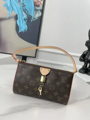   海外原单M47123独家实拍  Vanity Chain Pouch 手袋向经典化妆箱汲取灵感 以 Monogram 帆布诠释旅行精神 顶部手柄和可拆卸编织链条融入皮革素 与包身的简明线条相互映衬 LV 铭纹挂锁和皮革钥匙包延续标志性细节 尺寸 19×11.5×6.5cm
