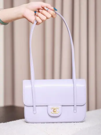 特级原厂𝐂𝐡𝐚𝐧𝐞𝐥 𝟐𝟔𝐏 𝐩𝐫𝐞𝐩𝐩𝐲 𝐜𝐨𝐜𝐨香芋紫𝟐𝟔𝐂 𝐉𝐞𝐧𝐧𝐢𝐞明星同款带点时尚风才对味 这只新款完全就是𝐯𝐚𝐧𝐭𝐚𝐠𝐞 𝐬𝐢𝐧𝐜𝐞 早春系列的珍妮 巴黎看秀的穿搭限定设计把经典玩出新花样背上它瞬间成为人群的焦点皮料 :hass小牛皮五金 :原版进口五金尺寸 𝟏𝟓*𝟐𝟐*𝟕𝐜𝐦
